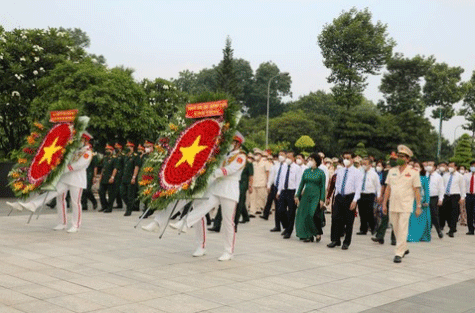 Ho Chi Minh City’s public security forces pay homage to President Ho Chi Minh